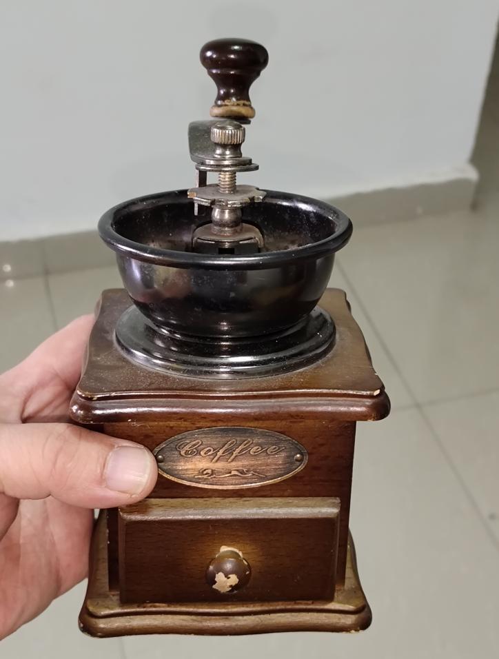 歐洲手搖咖啡粉碎器，小巧精致，完整品可正常使