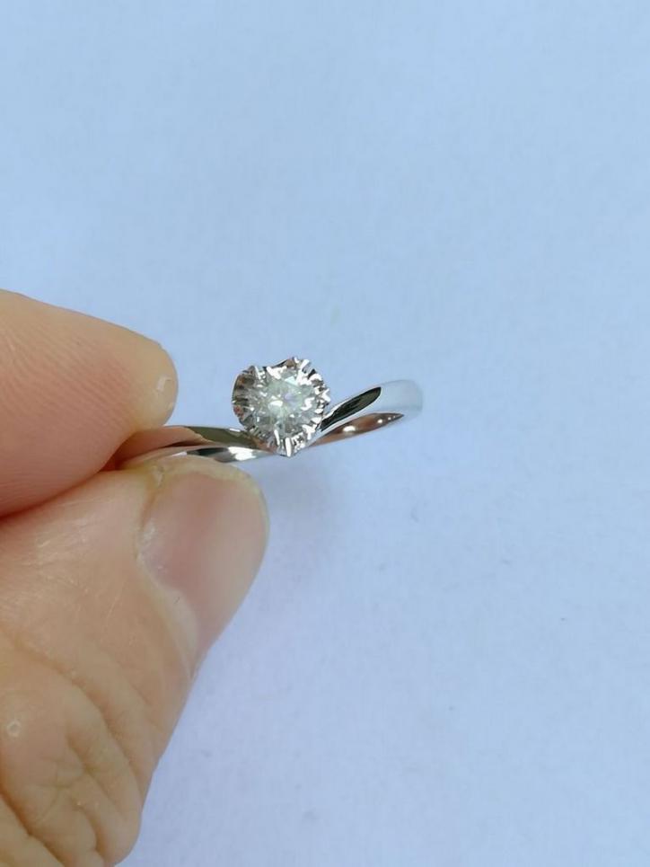 【現(xiàn)價(jià)再打8折特惠】18K金鑲天然鉆石戒指 22分SI1凈度